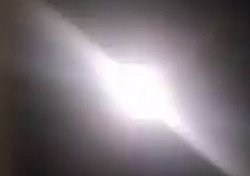 Парень вставил фонарик вместо глаза Парень вставил фонарик вместо глаза