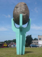 Памятник картофелю в г. Бесекеж, Польша